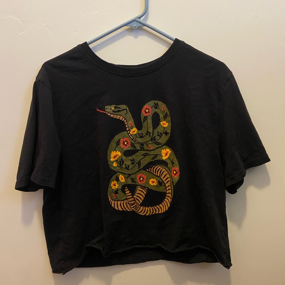 Cropped men’s black snake tee